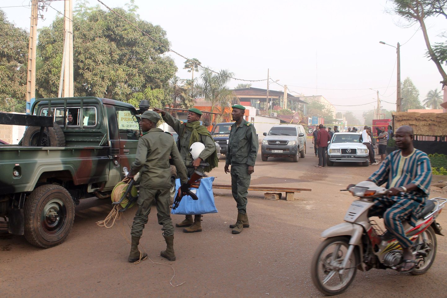 Mali valitsusvägede sõdurid pärast eelmise aasta terrorirünnakut Bamakos.