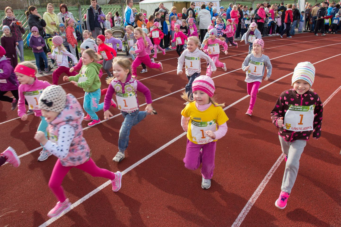 Täna jooksevad Viljandi linnastaadionil lapsed. Fotomeenutus üle-eelmise aasta lastejooksult.
