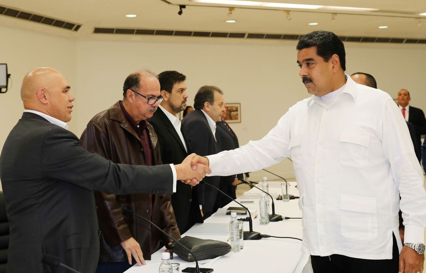 Venezuela president Nicolas Maduro ja opositsiooniliider Jesus Torrealba kätlevad enne kriisikõneluste algust.
