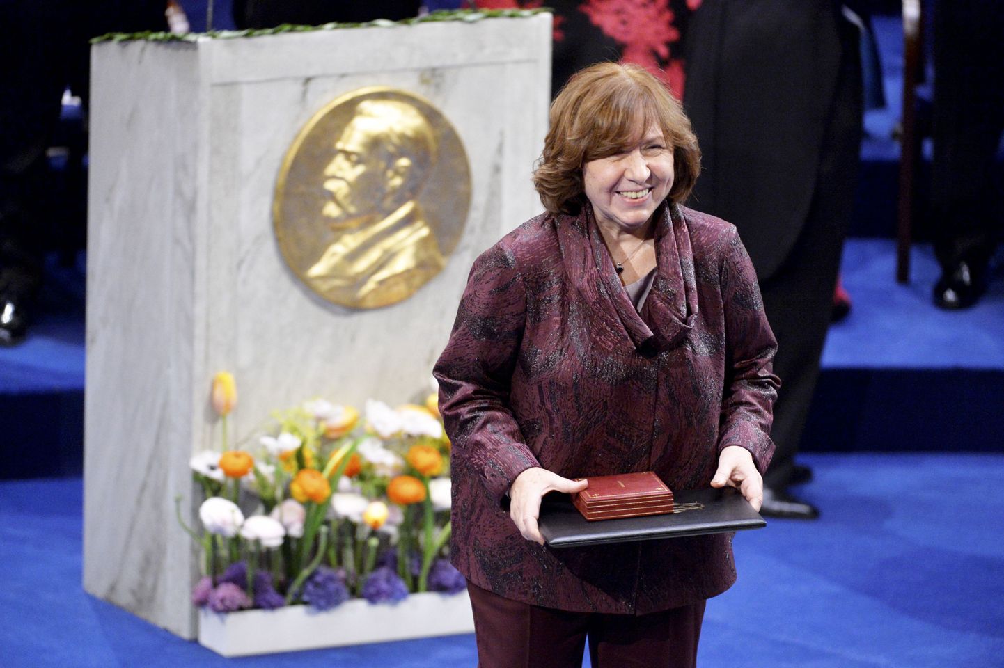 2015 Nobel literature laureate Svetlana Alexievich of Belarus poses with the award during the 2015 Nobel prize award ceremony in Stockholm Concert Hall December 10, 2015.REUTERS/Marcus Ericsson/TT News Agency    ATTENTION EDITORS - THIS IMAGE WAS PROVIDED BY A THIRD PARTY. FOR EDITORIAL USE ONLY. NOT FOR SALE FOR MARKETING OR ADVERTISING CAMPAIGNS. THIS PICTURE IS DISTRIBUTED EXACTLY AS RECEIVED BY REUTERS, AS A SERVICE TO CLIENTS. SWEDEN OUT. NO COMMERCIAL OR EDITORIAL SALES IN SWEDEN. NO COMMERCIAL SALES.      TPX IMAGES OF THE DAY