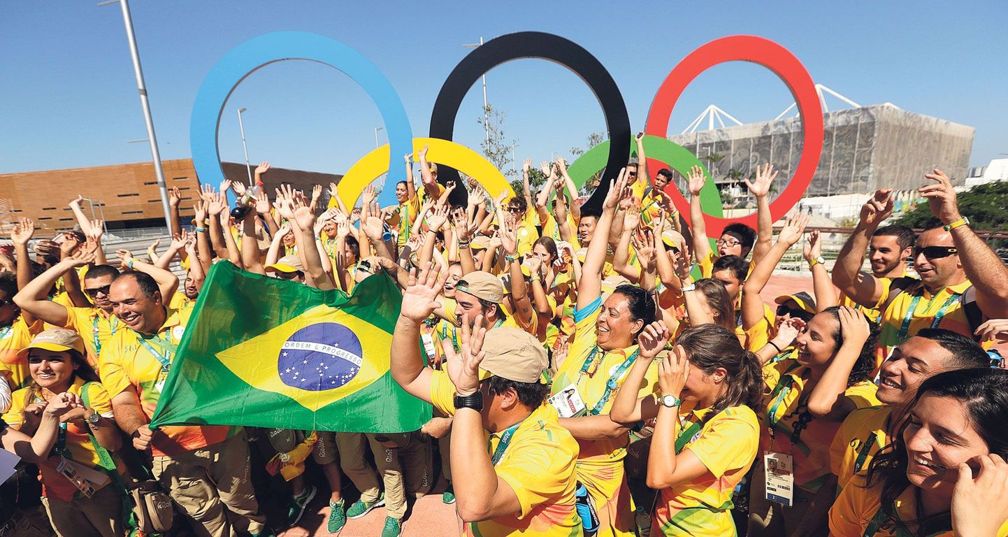 Волонтеры Олимпиады и жители Рио.