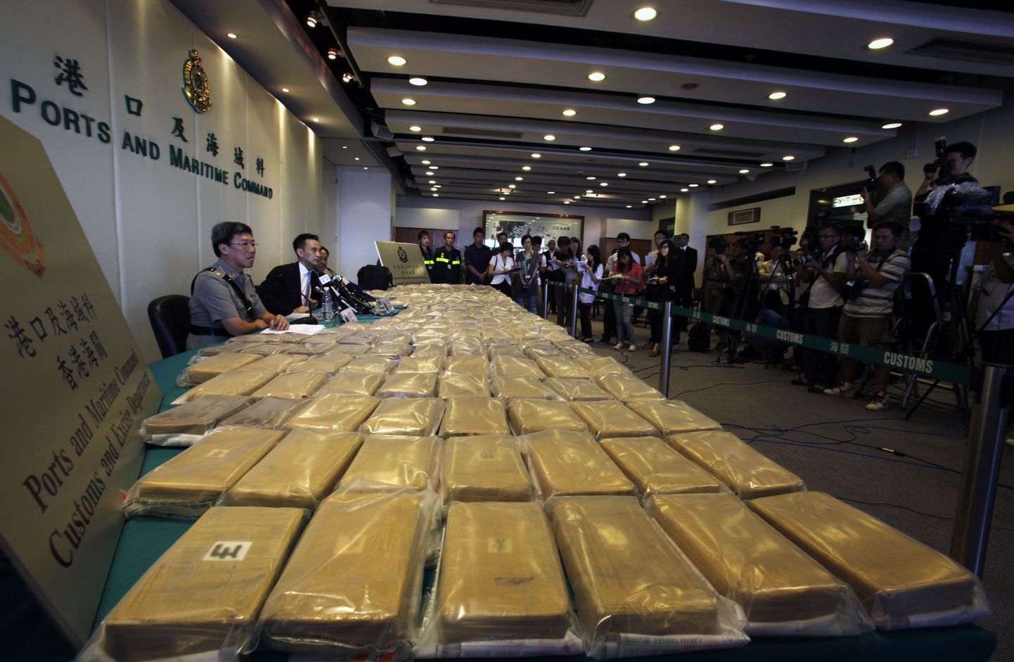 Hong Kongi tolliametnikud demonstreerivad ajakirjanikele konfiskeeritud kokaiini