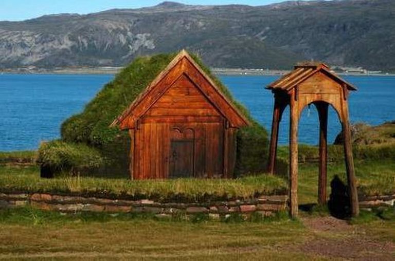 Viikingite hoone rekonstruktsioon Gröönimaal / wikipedia.org