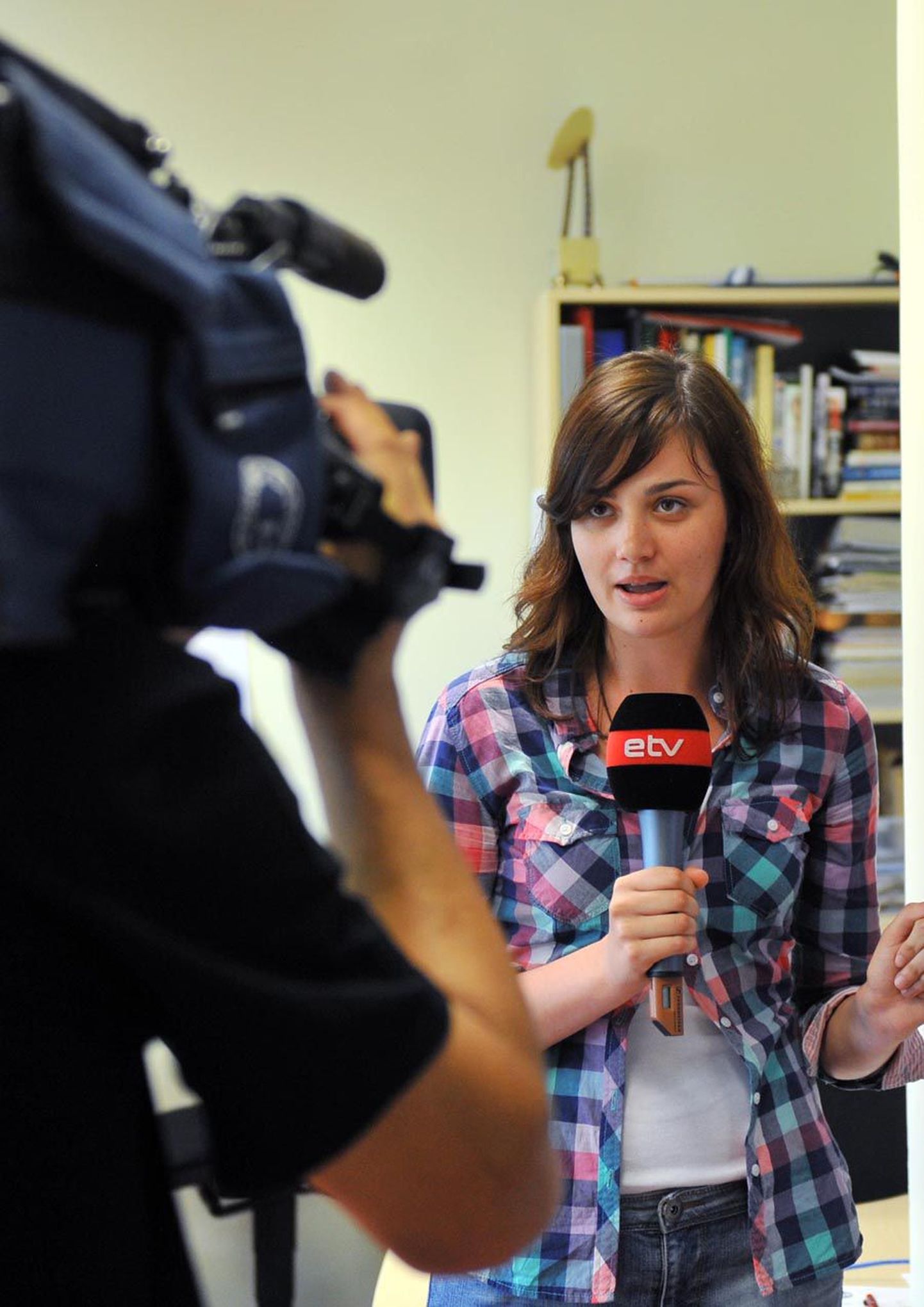 Noor reporteriks pürgija Annely Aasalaid «Ringvaate» toas reportaaži tegemas. Tema pääses viie väljavalitu sekka.