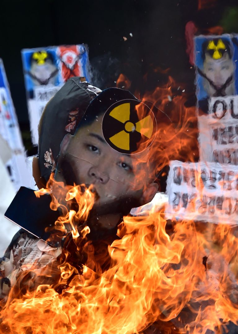 Seouli tänavatel põletasid konservatiivid Kim Jong-uni pilte.