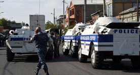 Двое захватчиков здания полиции в Ереване сдались полиции