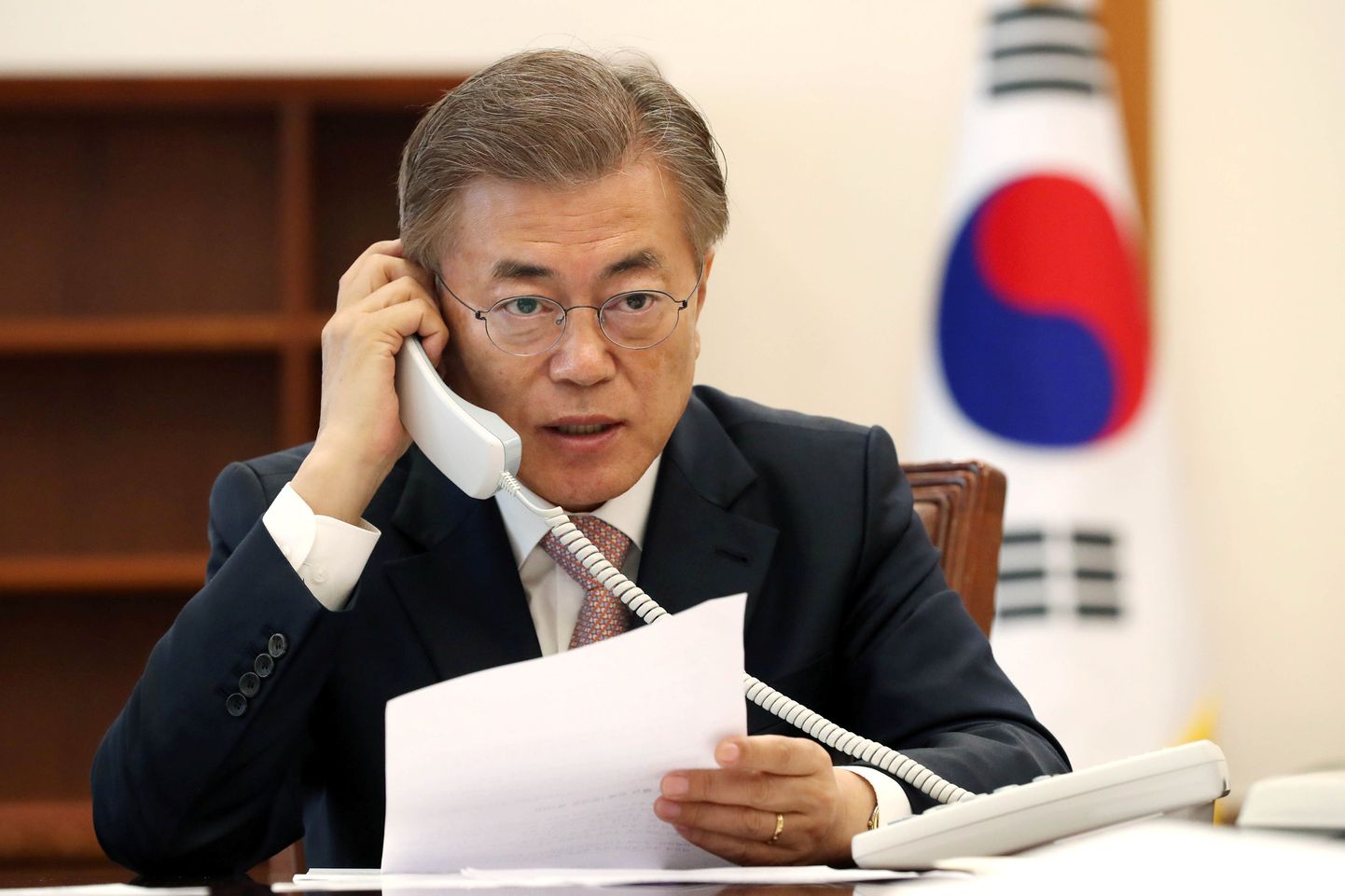 Lõuna-Korea vastne president Moon Jae-in  vestlemas telefonitsi Hiina ametivenna Xi Jinpingiga.