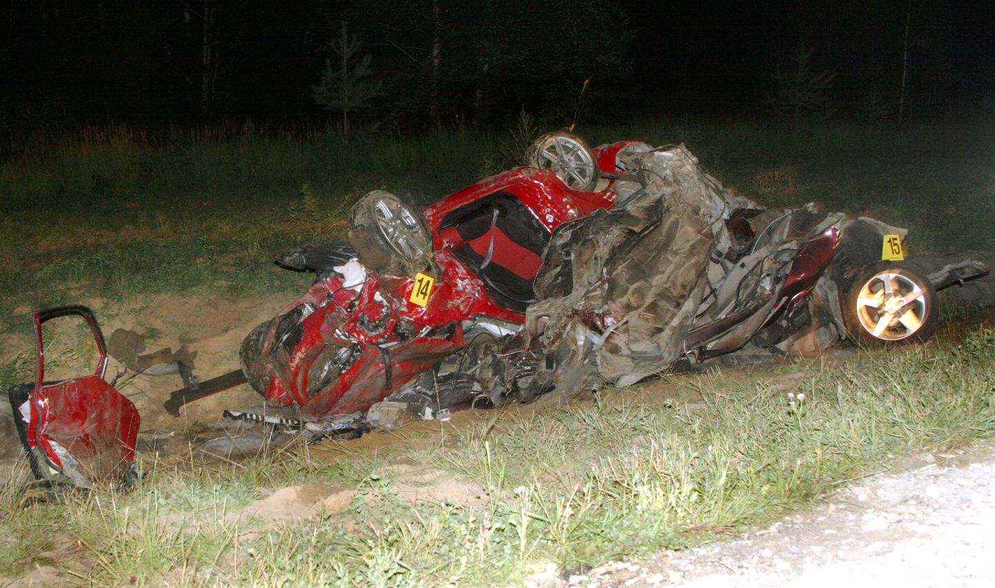 Mikk Segeri Honda kihutas 2006. aasta 13. augustil kella 21.30 ajal Vändra lähistel Pärnu-Rakvere maanteel otsa sõiduautole Chrysler, milles hukkus kolm kohalikku noormeest.