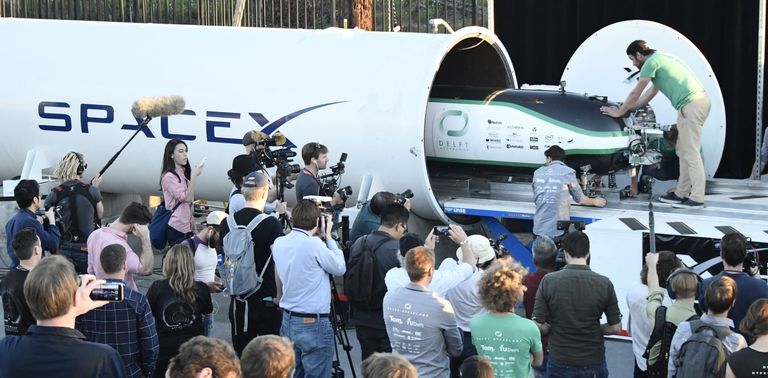 Hyperloopi katsetamine SpaceXi peakontori juures.