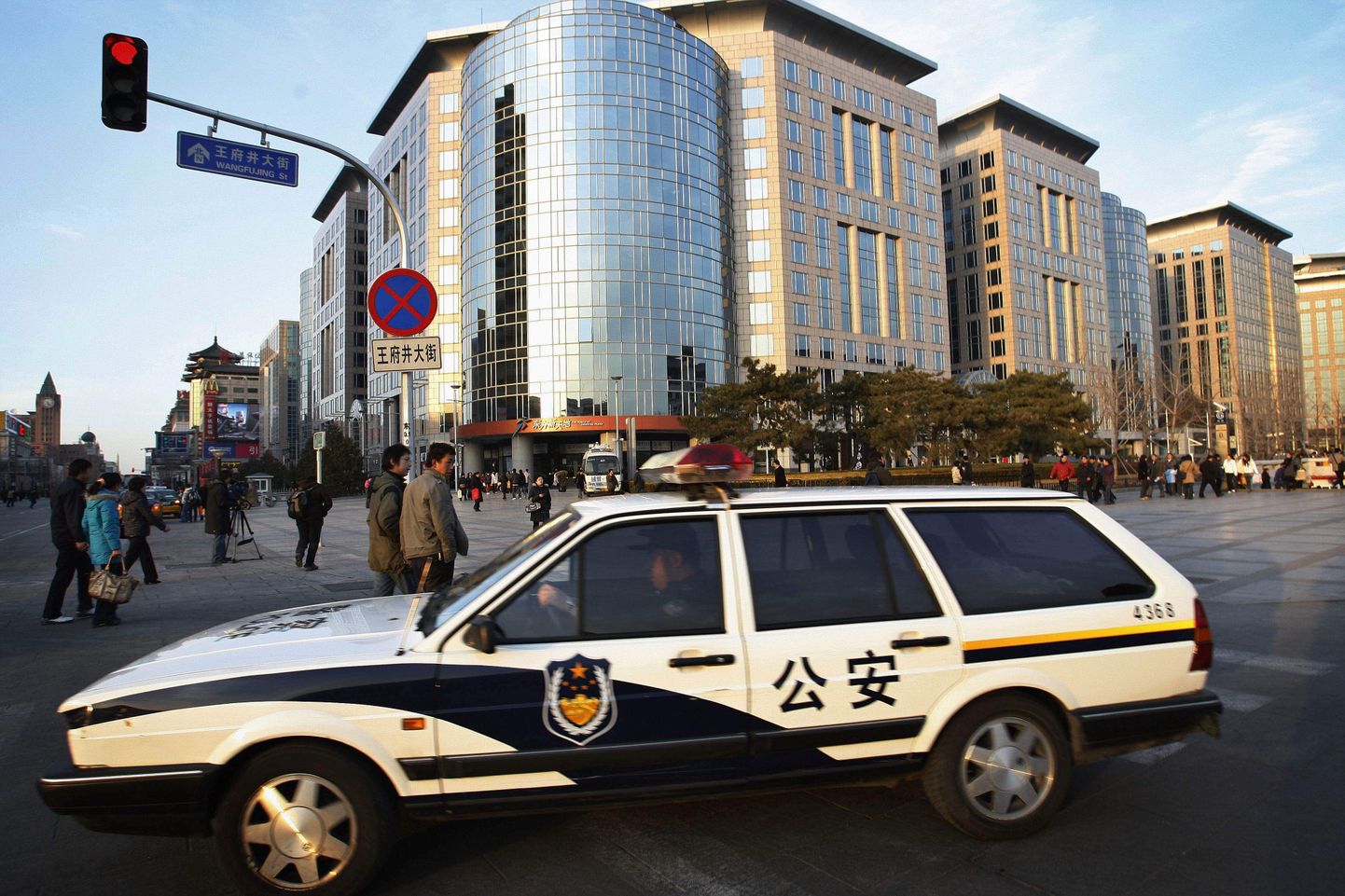 Hiina politseiauto valvamas ristmikku Pekingi südames, kus süütasid end täna põlema kolm väidetavat protestijat.