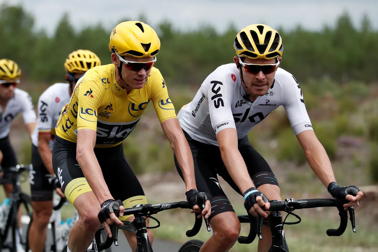 Luke Rowe (paremal) ja Chris Froome tänavusel Tour de France'il.