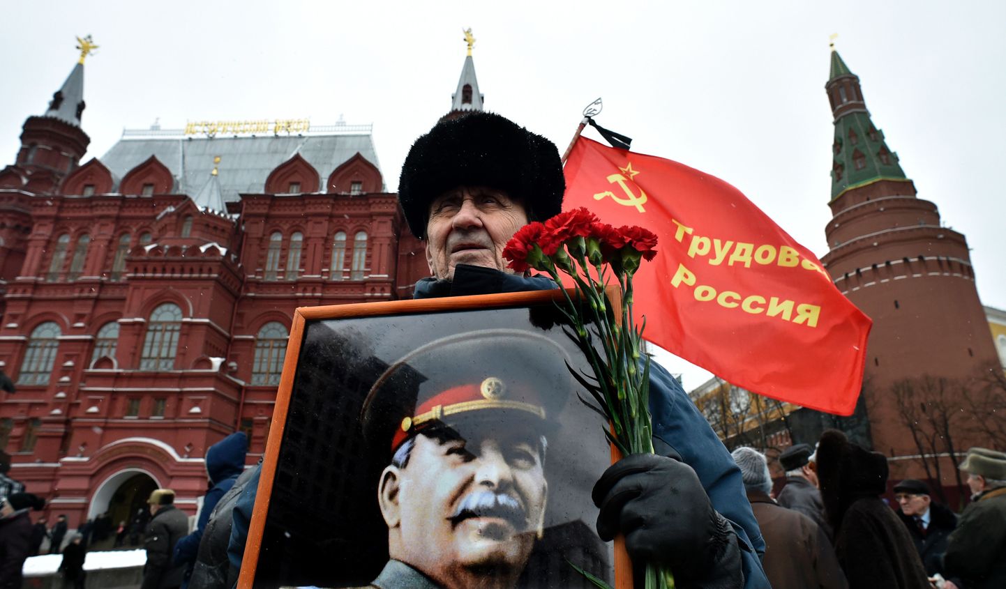 Vene kommunistide partei toetaja Jossif Stalini pildiga.