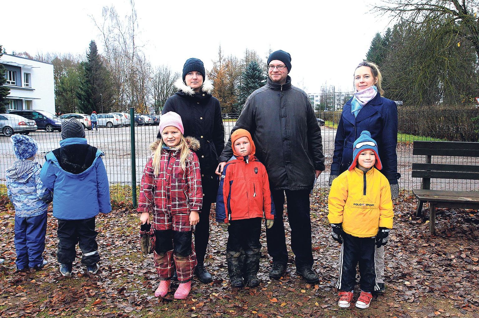 Ajutised abiõpetajad Pille Altermann (vasakult), Kaspar Koort ja Mai-Liis Alavu koos Arlette,
Kristjani ja Uku Andreasega.