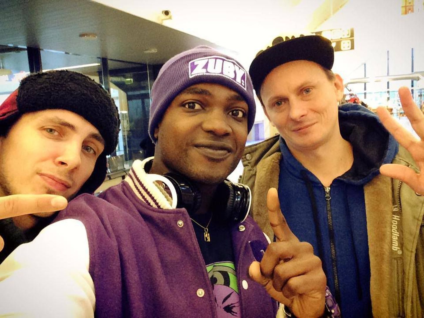 Zuby saabus Eestisse, paremal DJ Koldun
