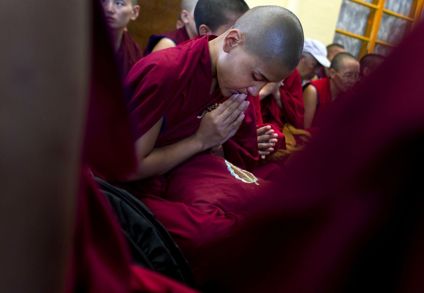 Eksiilis elav tiibeti nunn palvetamas Indias Dharamsalas. Paljud tiibetlased on pahased Hiinas enamuses olevate hanide üha suurema domineerimise pärast ja süüdistavad Pekingit tiibeti budistliku kultuuri õõnestamises.