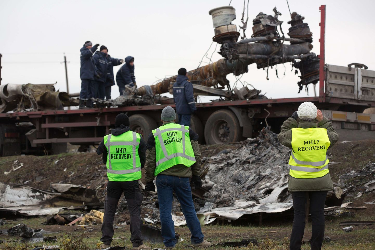 Hollandi uurijad MH17 katastroofipaigal.