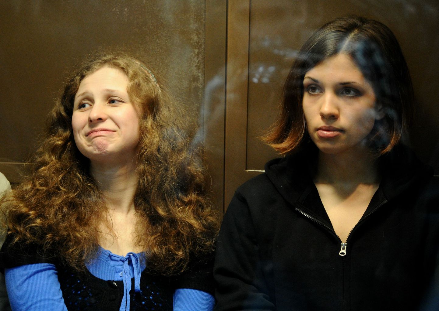 Maria Aljohhina (vasakul) ja Nadežda Tolokonnikova kohtus.