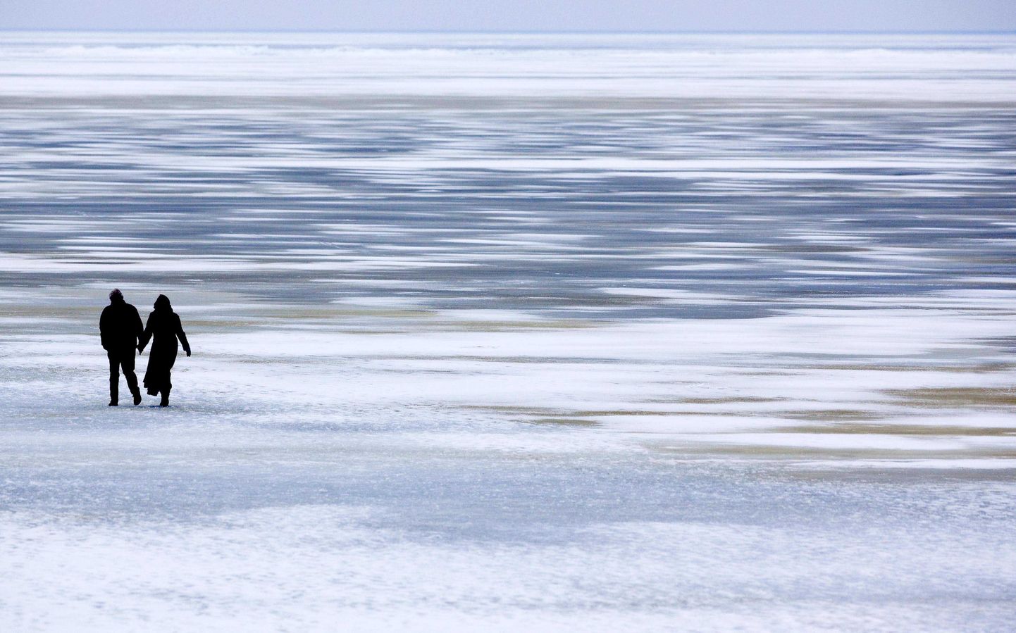 Hollandlased jalutamas merelahest tammiga eraldatud IJsseli järve jääl.
