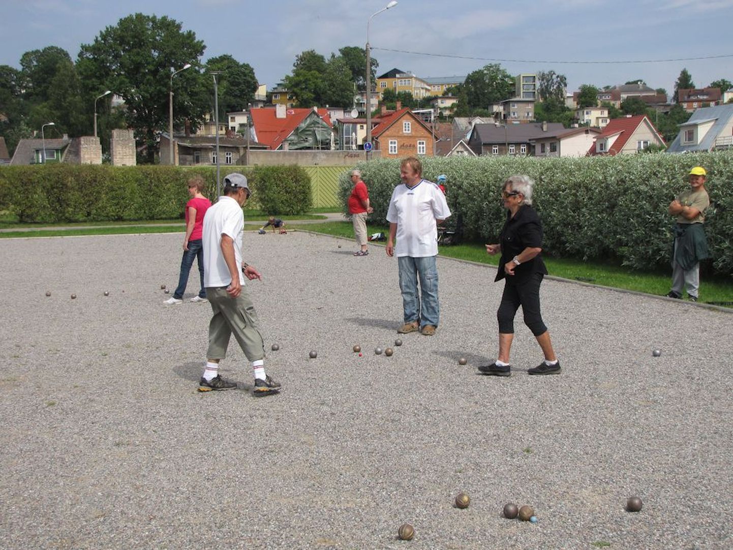 Viljandi rannas mängiti pühapäeval petangi paaristurniiri.