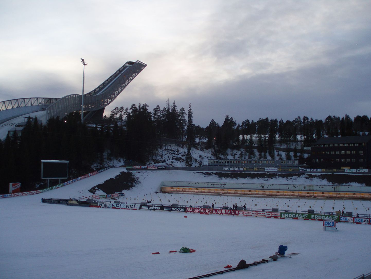Holmenkolleni laskesuusatamisstaadion, taustal uus hüppemägi.