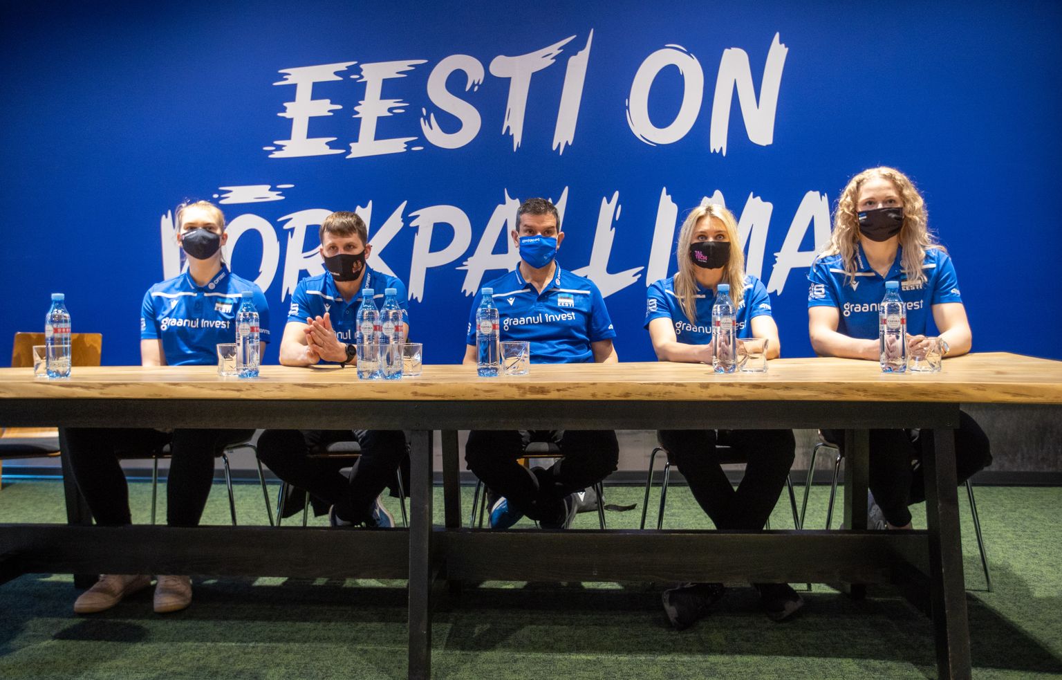 Eesti võrkapllinaiskond. Paremalt: Kristiine Miilen, Julija Mõnnakmäe, peatreener Lorenzo Micelli, abitreener Rainer Vassiljev ja Kertu Laak.