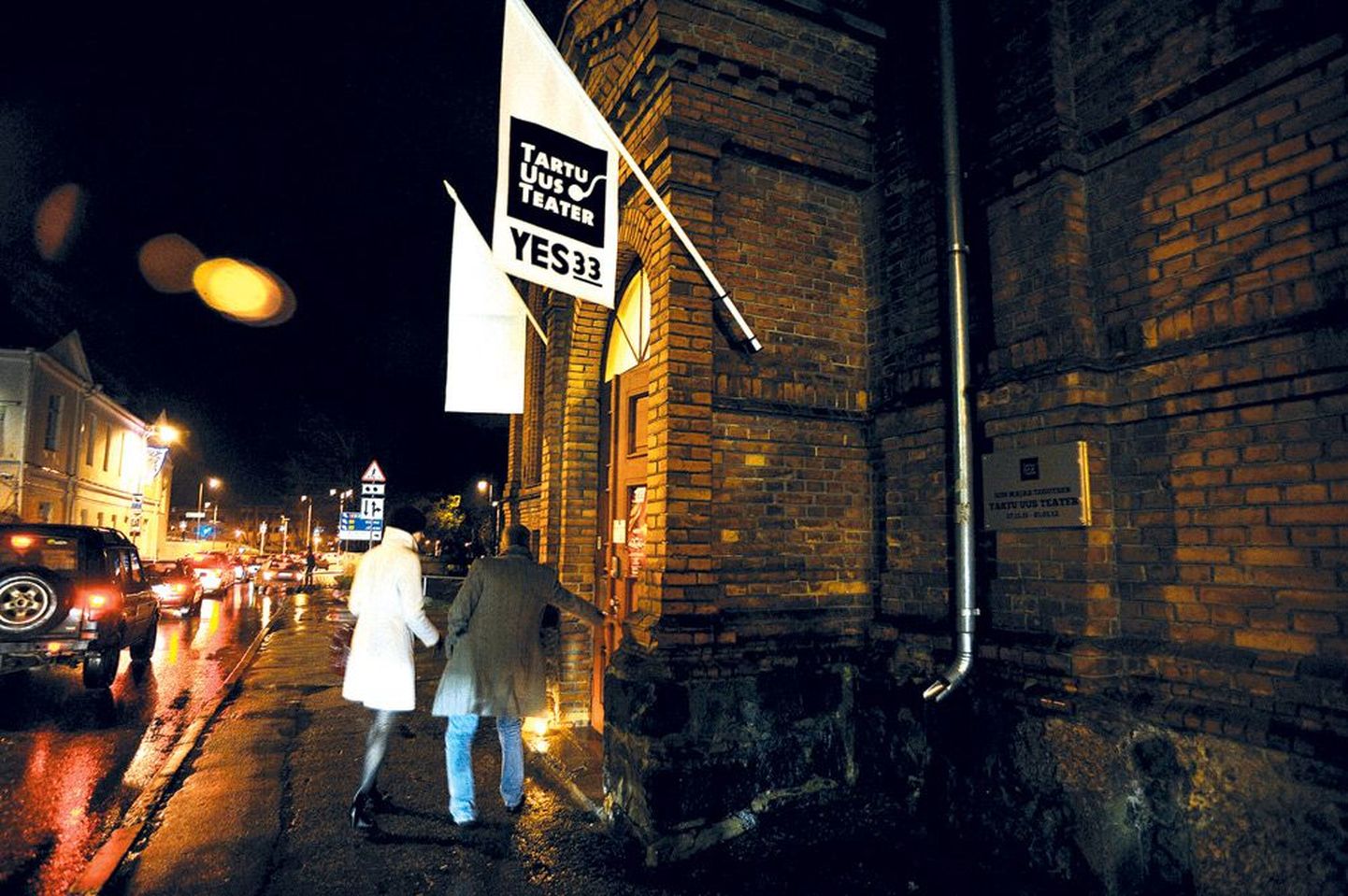 Vana võimlat kaunistavad Yes33 lipud ja metallist tahvel, millel on tekst «Siin majas tegutseb Tartu Uus Teater 27.11.11 – 01.01.12».