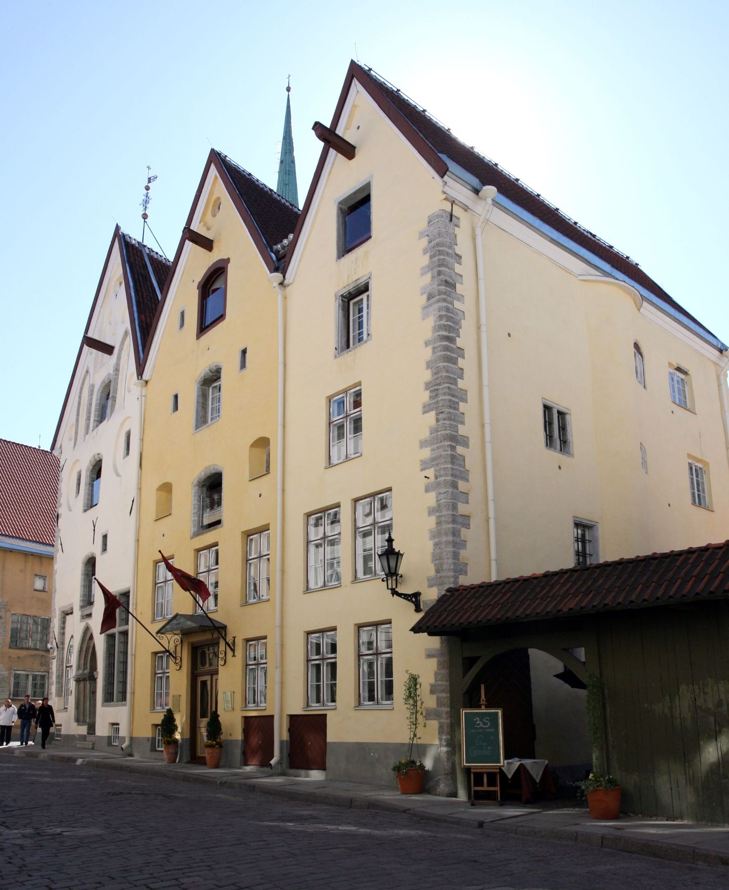 Pildil Tallinna vanalinnas asuv viietärnihotell Kolm Õde.