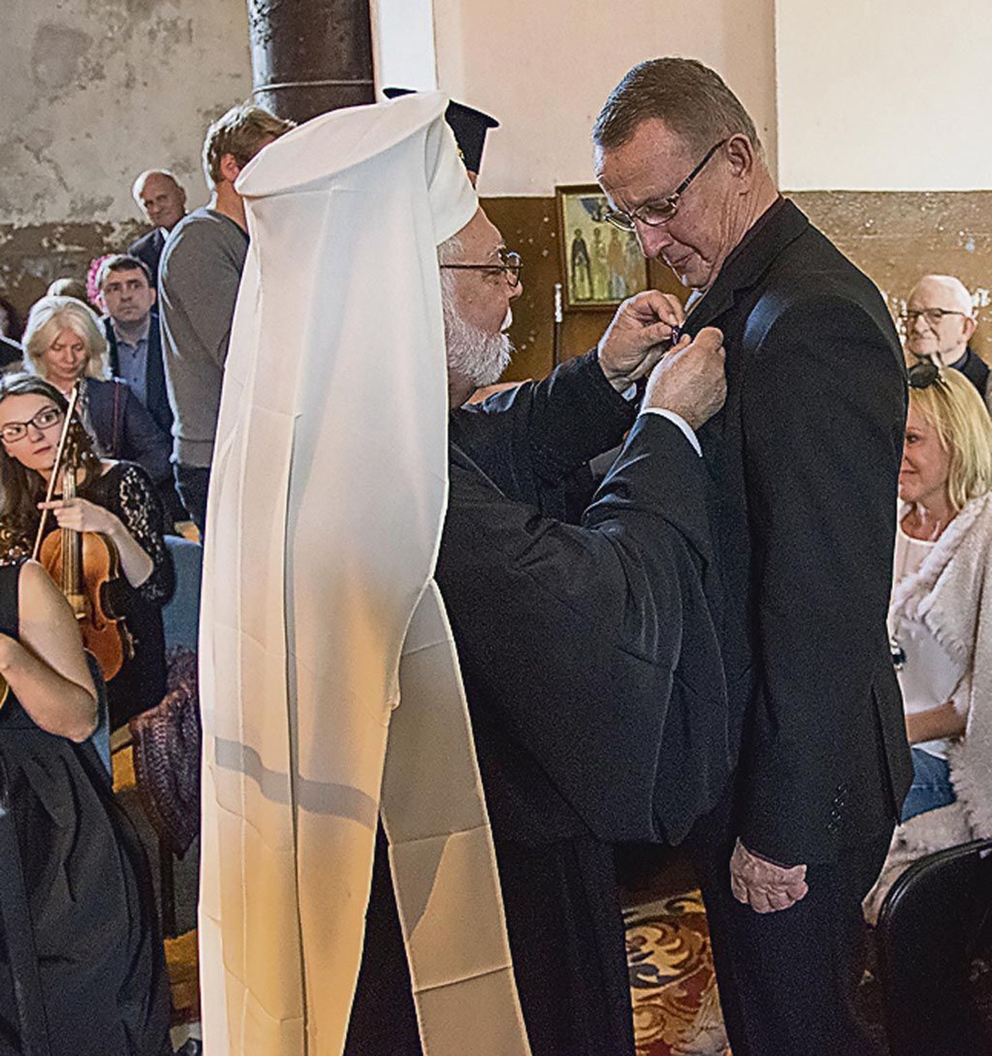 Metropoliit Stefanus kinnitab Püha Piiskop Platoni ordeni sõudjate treeneri Matti Killingu kuuereväärile.