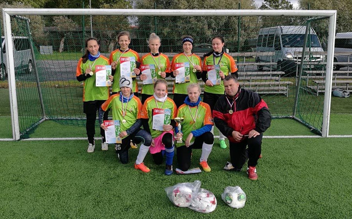 Suure-Jaani kooli tütarlaste esindus saavutas Eesti koolispordi liidu jalgpallimeistrivõistluste finaalturniiril teist aastat järjest esikoha.