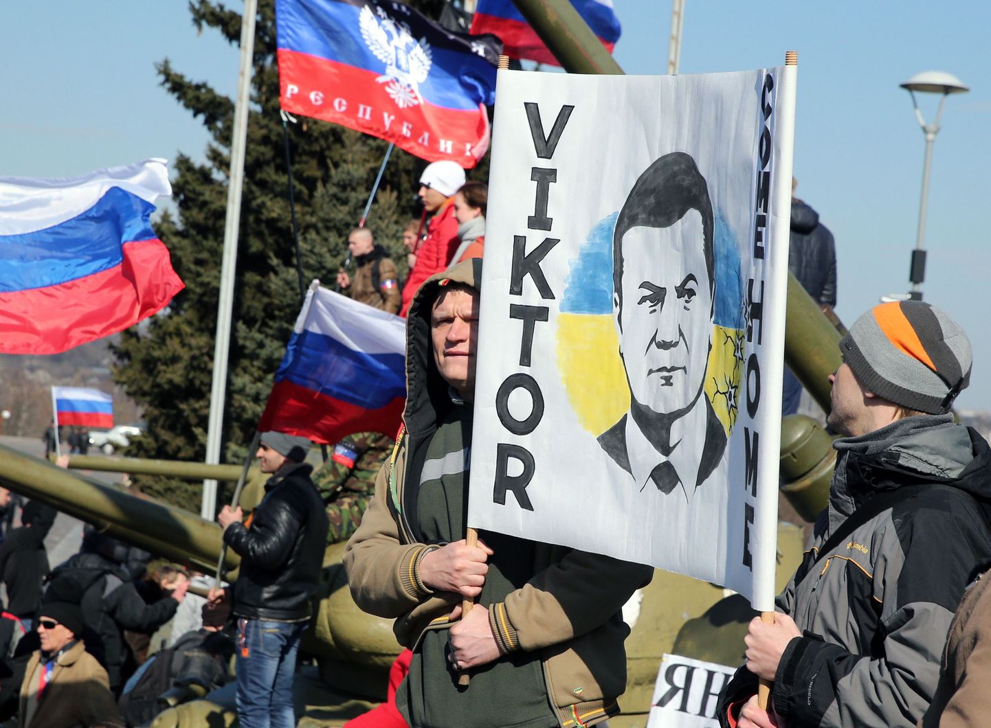 Märtsi lõpus kutsusid venemeelsed Viktor Janukovõtšit Ukrainasse tagasi.