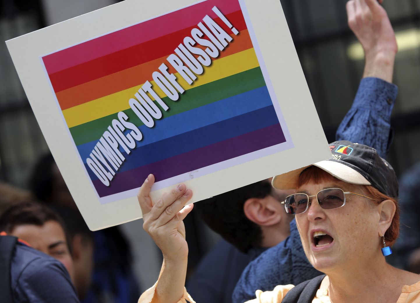 Активисты гей-движения митигуют у консульства РФ в Нью-Йорке, протестуя против антигейского закона.