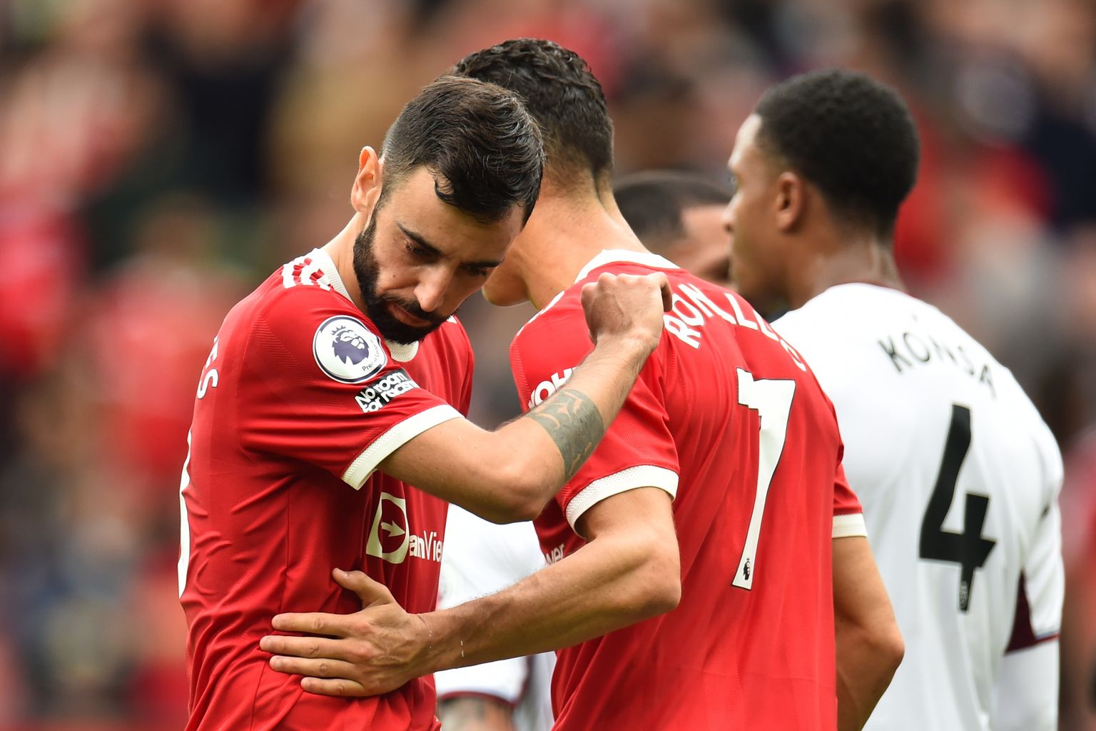 Cristiano Ronaldo (paremal) lohutas Bruno Fernandest eksitud penalti järel.