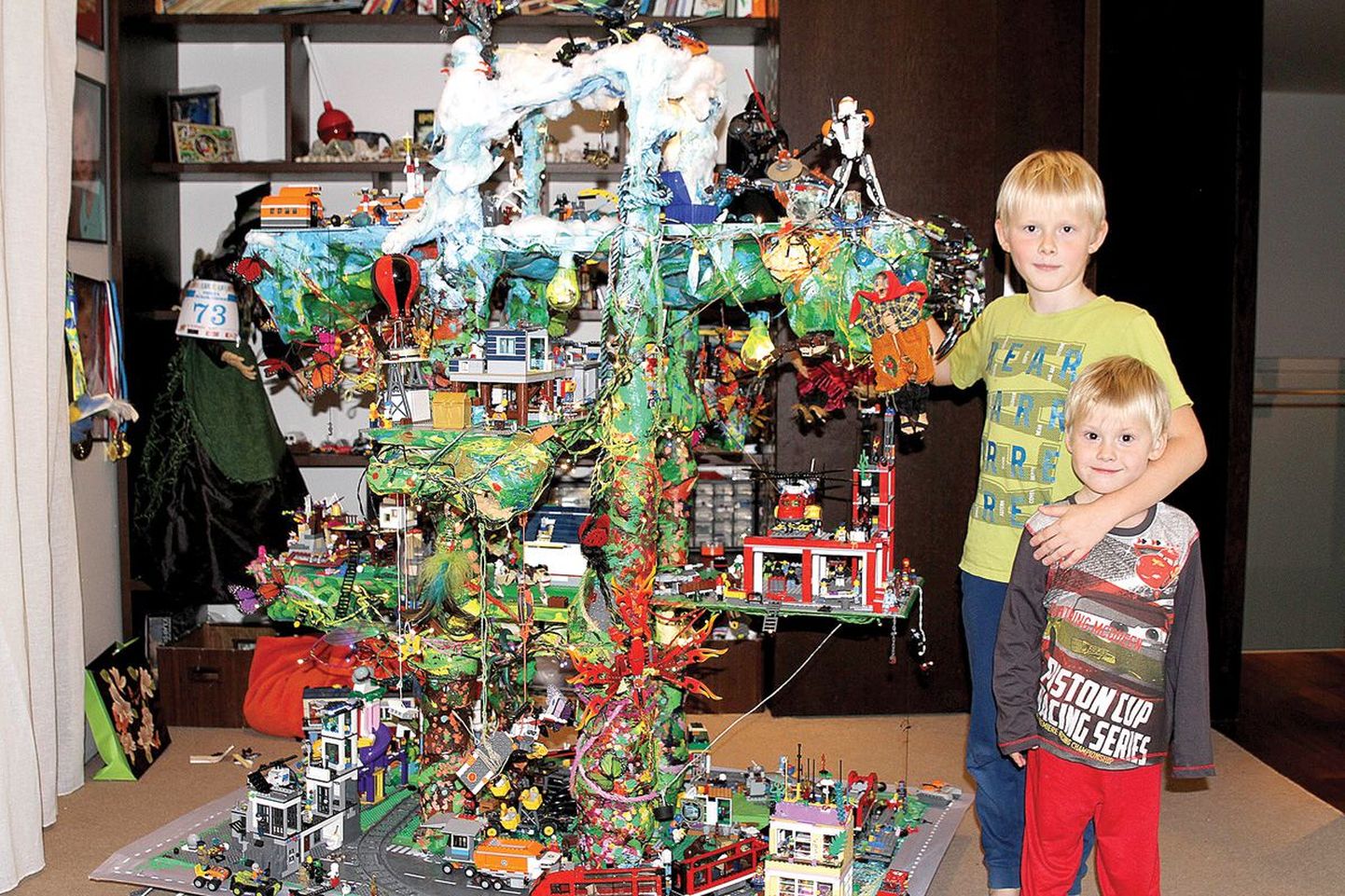 Tallinna poiss, seitsmeaastane Hugo Bergson on Lego-pisikuga nakatanud ka oma väikevenna, peagi kolmeaastaseks saava Henry. Ema Nelly Drelli abiga loodud Lego-puul saavad poisid tülitsemiseta koos mängida.