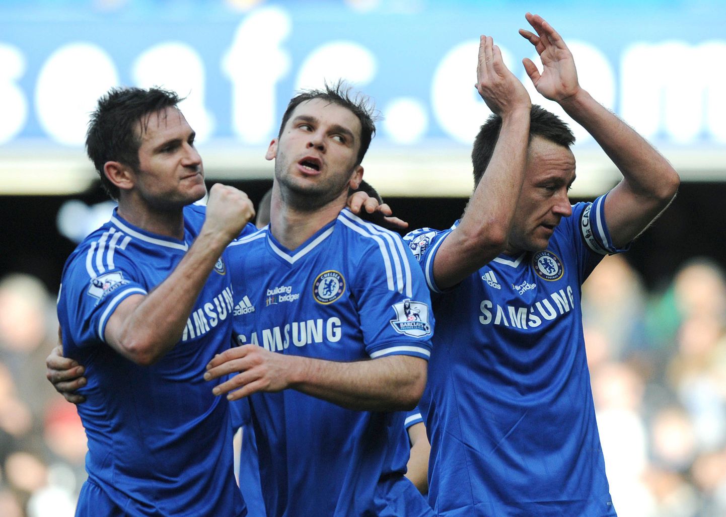 Londoni Chelsea mängijad tänast võiduväravat tähistamas.