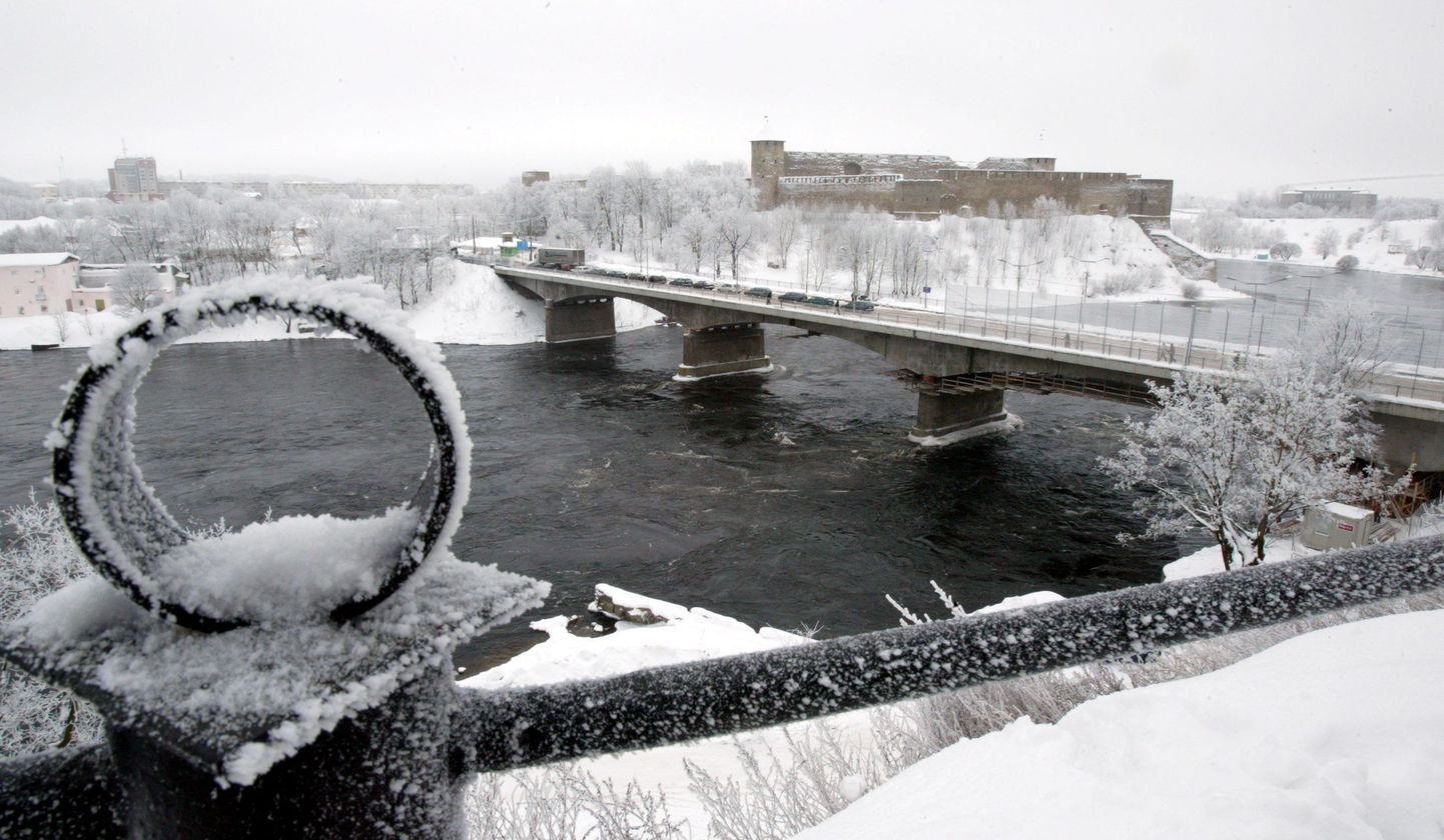 Autod Narva jõe sillal riigipiiri ületamas.