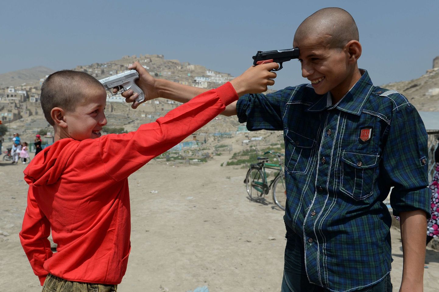 Afganistani lapsed plastikrelvadega mängimas.