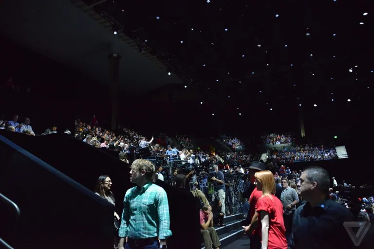 Эта площадка - самая большая в истории презентаций Apple. 7000 человек! И зал заполняется. 10 минут до начала