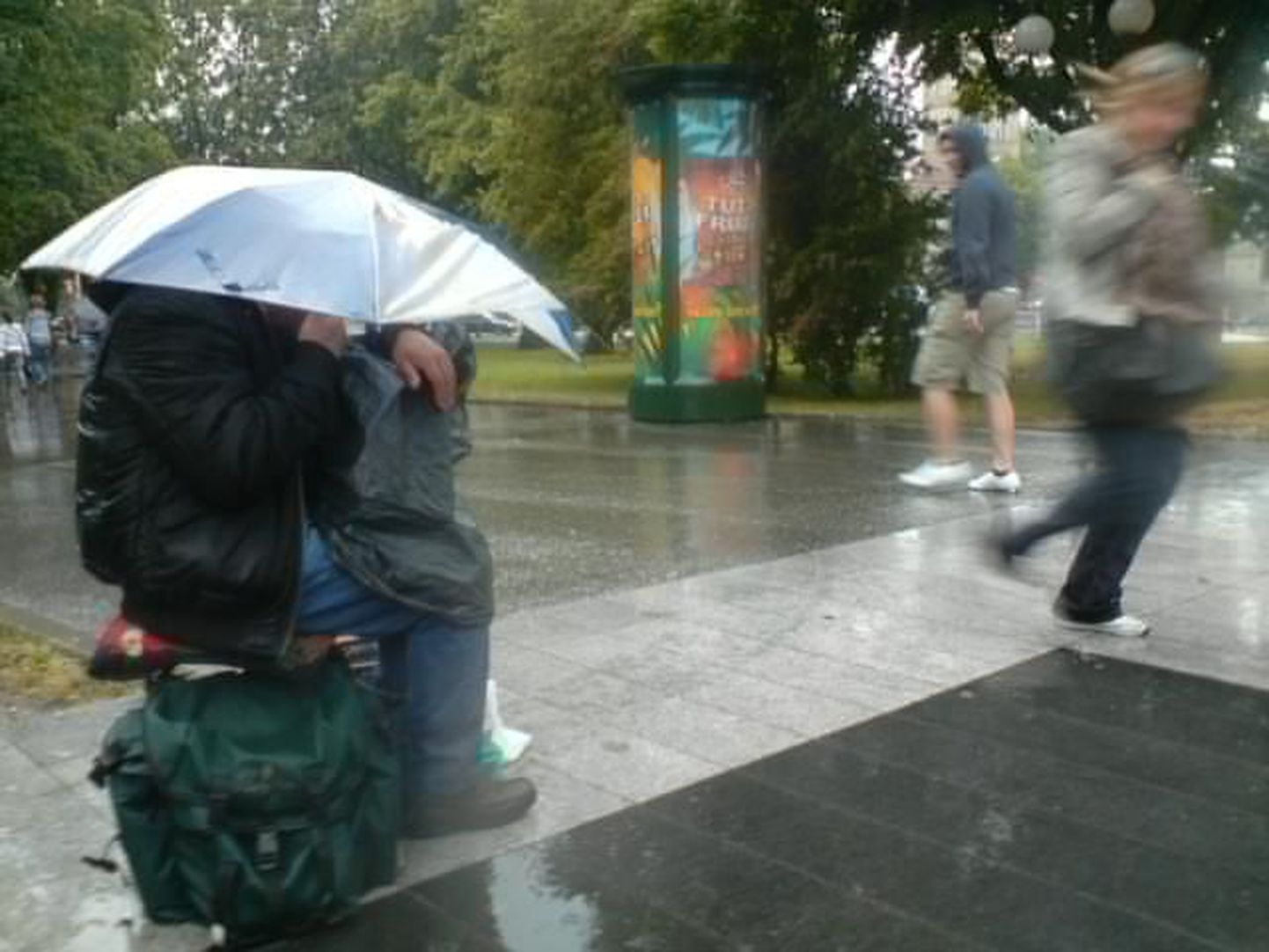 Vihm Tallinnas Viru keskuse ees.