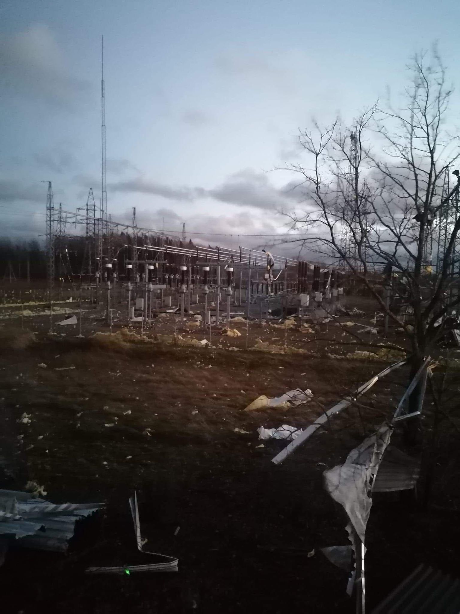Võru alajaam langes rivist välja, Võru jäi elektrita ja mõni tund hiljem veeta. Haigla töötas tankigeneraatoril.