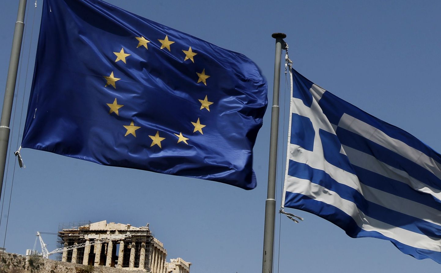 Флаги ЕС и Греции.