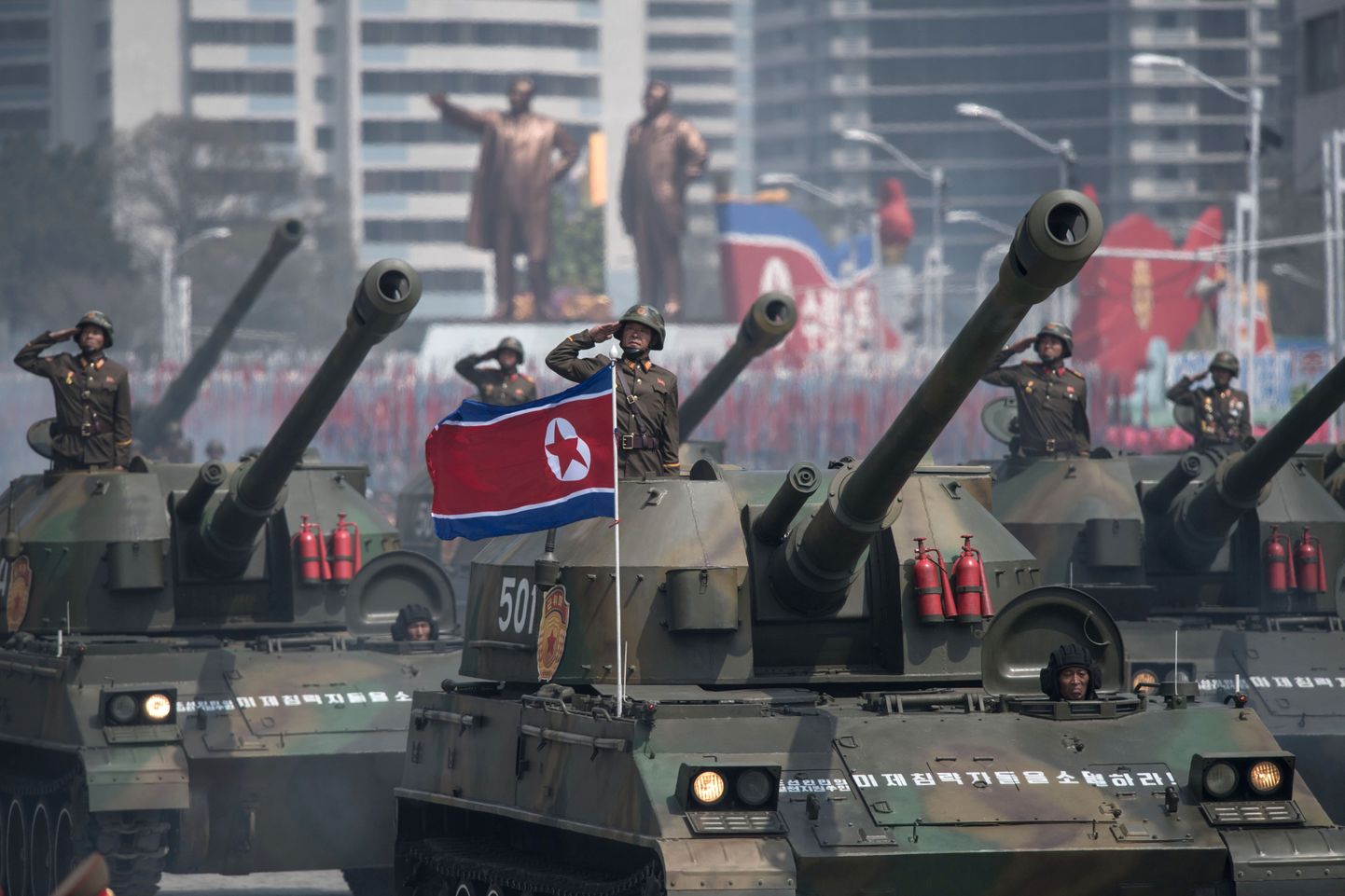 Põhja-Korea sõdurid sel nädalavahetusel Pyongyangis peetud suurel sõjaväeparaadil, millegi tähistati Kim Il-Sungi 105. sünniaastapäeva.