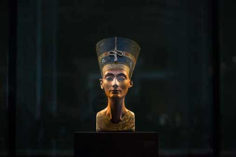 Valdnieces Nefertiti statuja. 