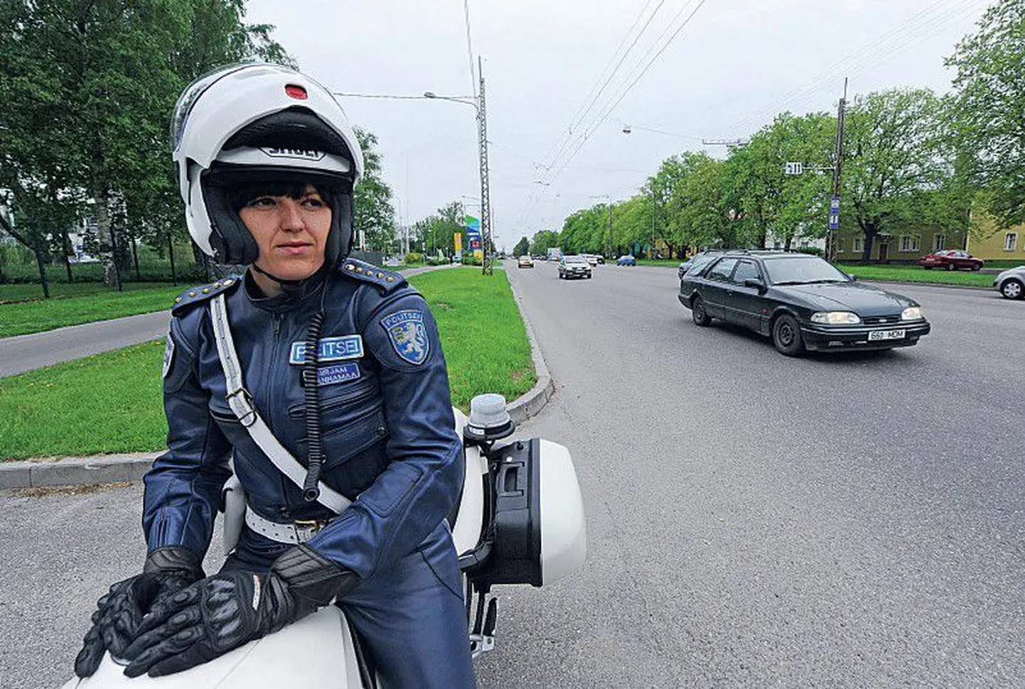 Летом Мирьям Мяннамаа следит за дорожным движением за рулем мотоцикла.