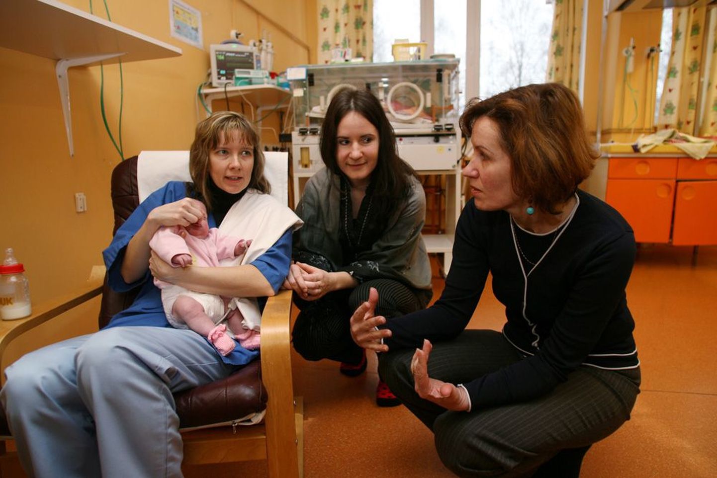 Hingehoidjad Ethel Toomingas (paremalt) ja Raili Hollo lastehaigla õe Maia Sazonovaga, kes hoiab süles enneaegset beebit.