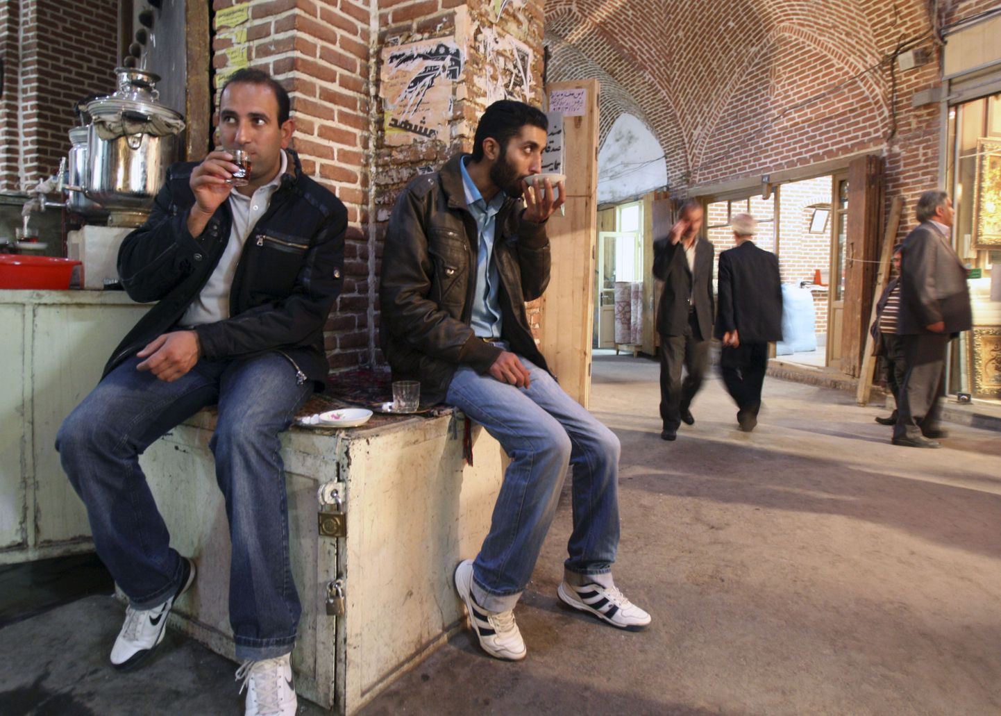 Läänelikult rõivastunud Iraani mehed