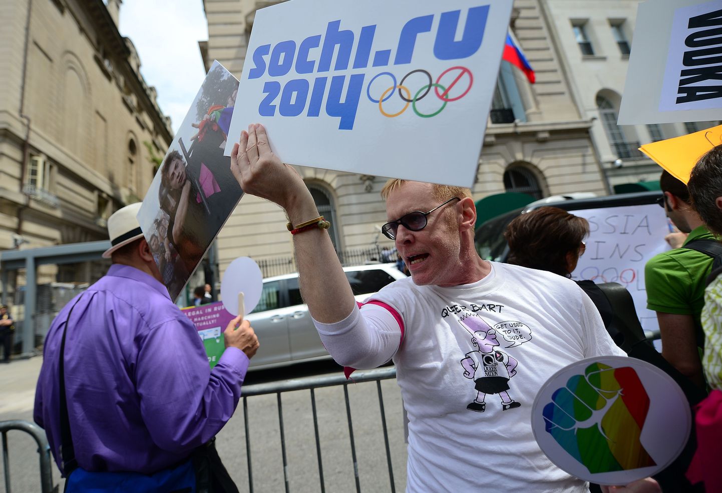 Демонстранты перед консульством РФ в Нью-Йорке призывают к бойкоту Олимпиады в Сочи из-за антигейского закона.