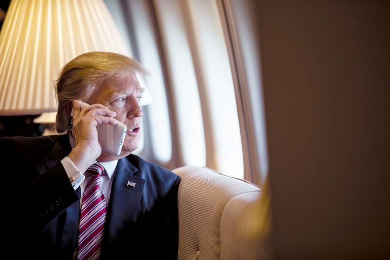 USA president Donald Trump peab kellegagi presidendilennuki Air Force One pardal vestlust. / Scanpix
