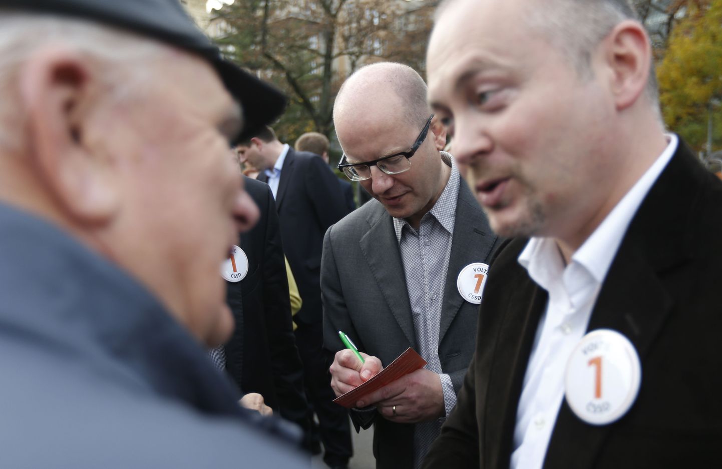 Tšehhi sotsiaaldemokraatide juht Bohuslav Sobotka (keskel) kirjutab kampaaniaüritusel autogrammi.