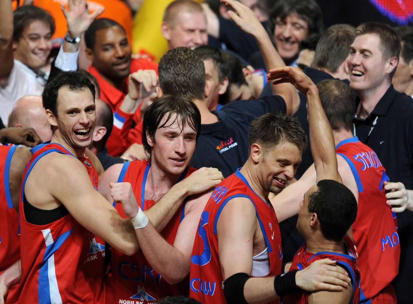 CSKA korvpallimeeskonna liikmed rõõmustamas Euroliiga võidu üle.