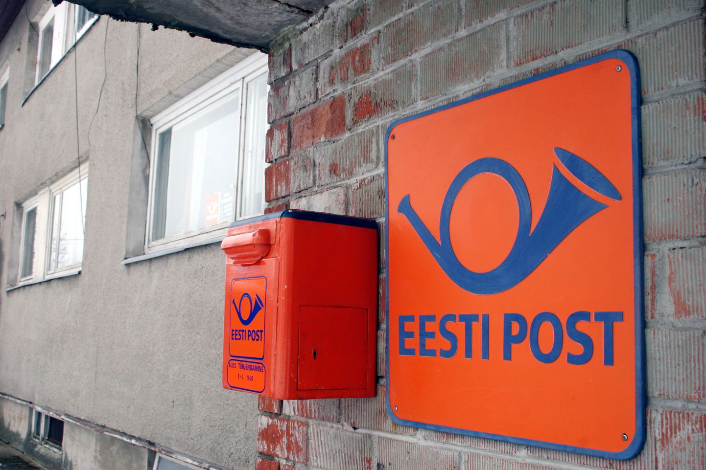 Postkontori silt ja postkast.